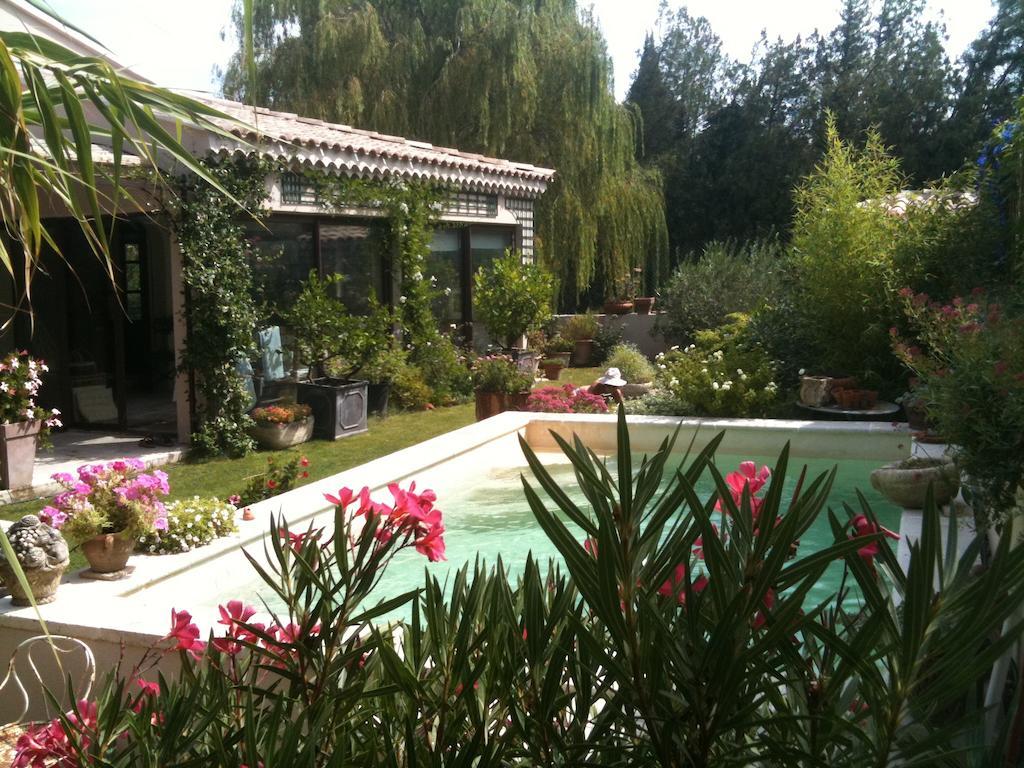 Le Clos Martin Eyragues Exterior photo